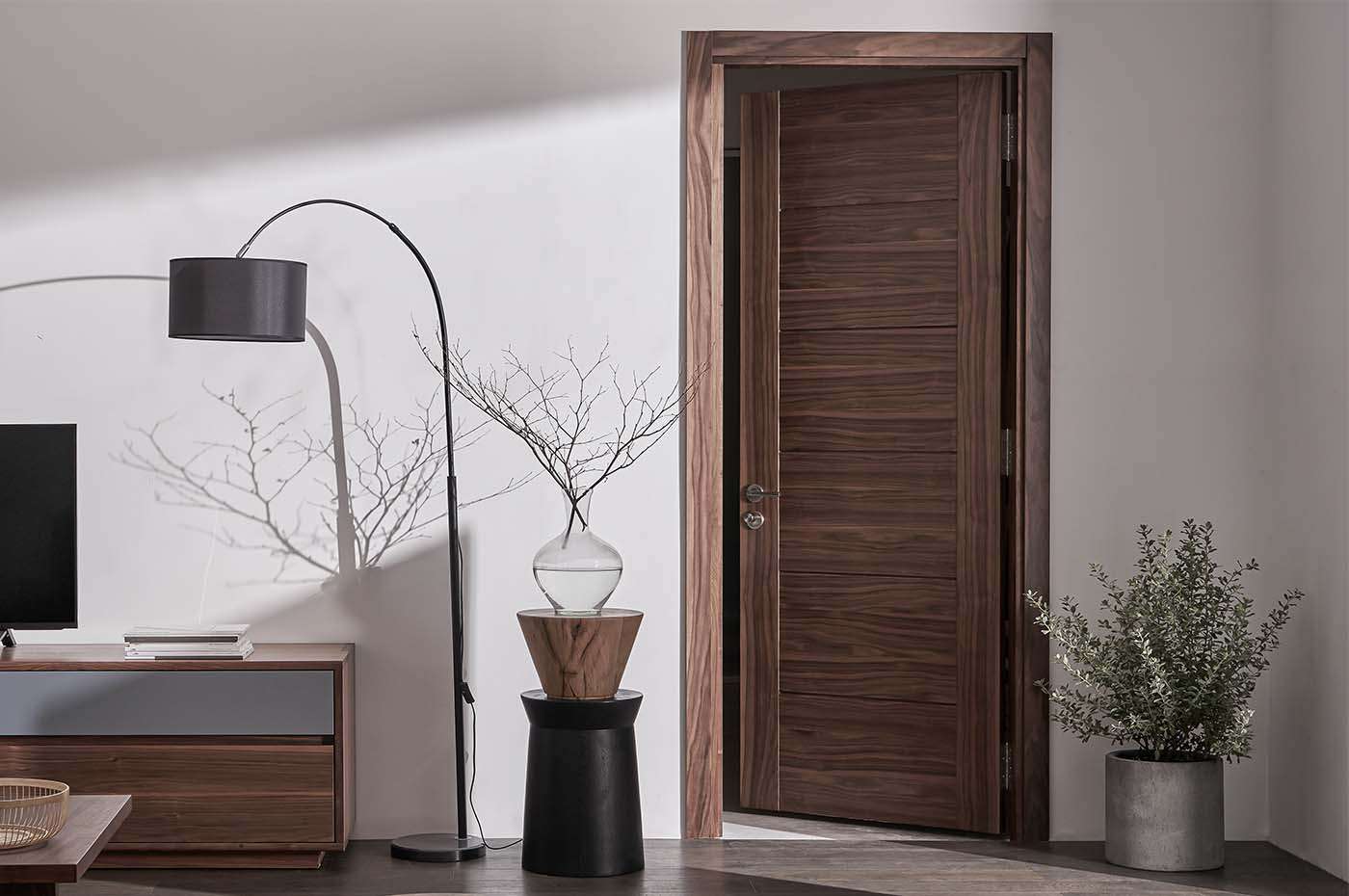 Mẫu cửa làm bằng gỗ ép giúp cách âm và tiêu âm cho căn phòng ngủ