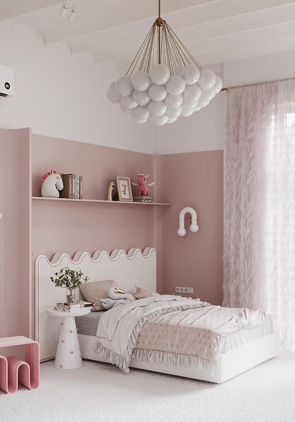 Phòng ngủ bé màu hồng với giường ngủ êm ái vách ốp hình lâu đài, đèn chùm bóng bóng siêu dễ thương