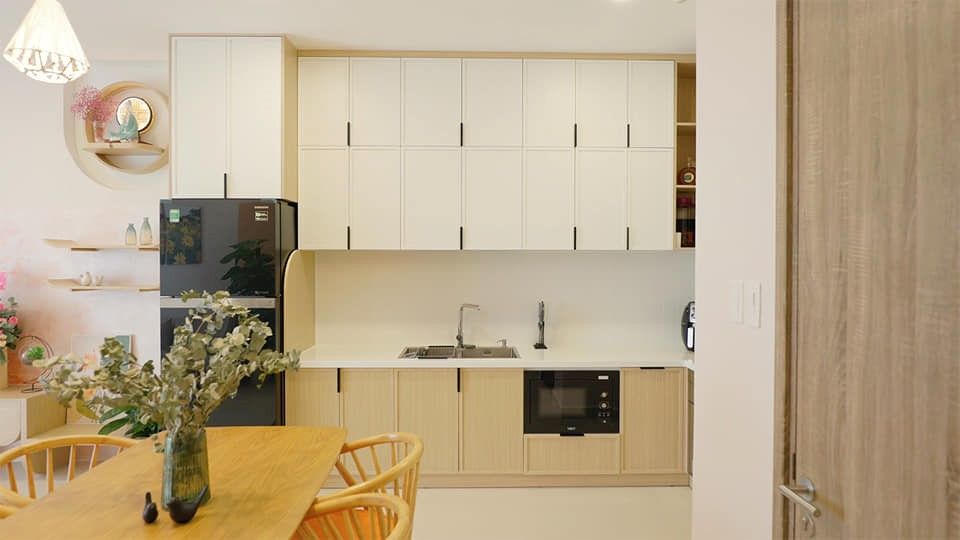 Hệ tủ bếp chữ I tông trắng vừa vặn cho căn hộ chung cư nhỏ
