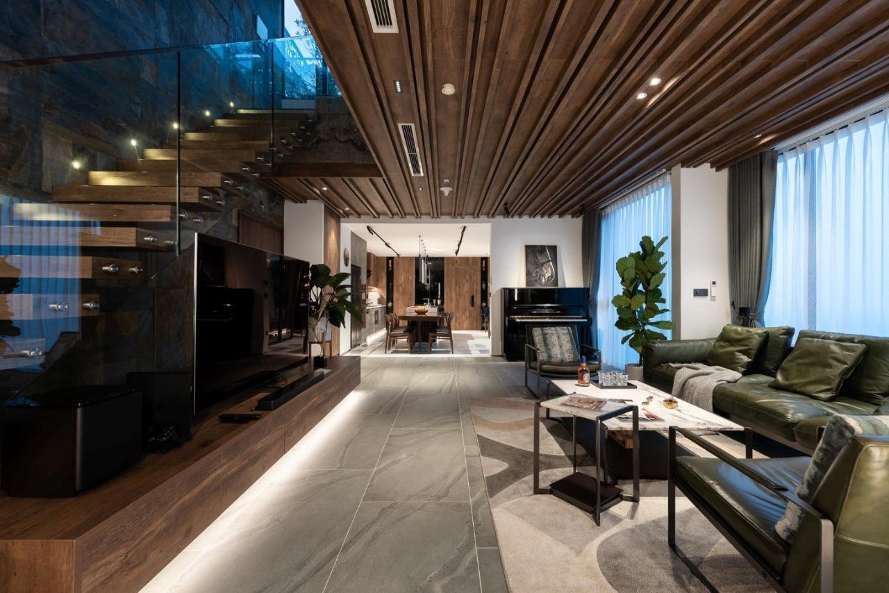 Phòng khách chung cư duplex siêu sang theo phong cách Bắc Âu được ốp gỗ toàn bộ trần và tường đẳng cấp