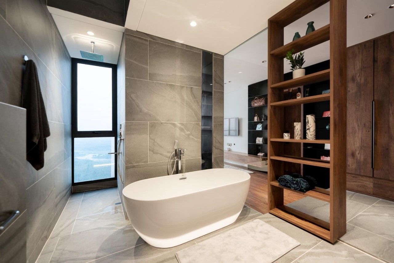 Phòng tắm đầy đủ tiện nghi với hệ tủ gương lớn cùng bàn lavabo gỗ nguyên khối đẳng cấp 