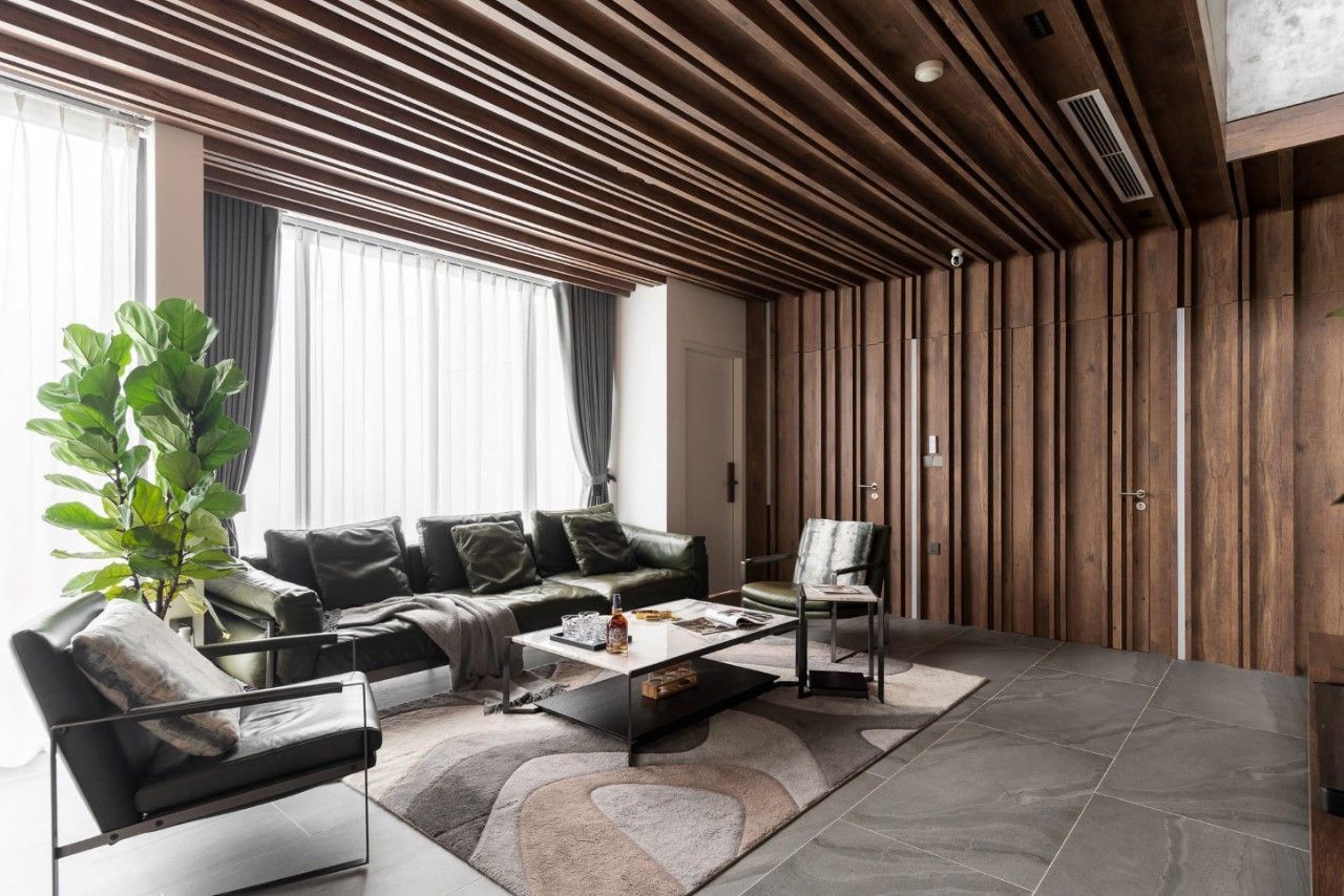 Phòng khách chung cư duplex siêu sang theo phong cách Bắc Âu được ốp gỗ toàn bộ trần và tường đẳng cấp