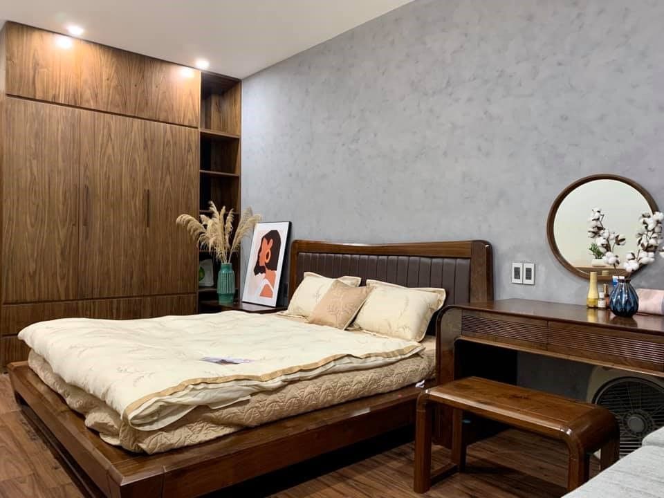 Phòng ngủ hiện đại sử dụng nội thất tông màu gỗ trầm trên nền xám tăng cảm giác ấm áp