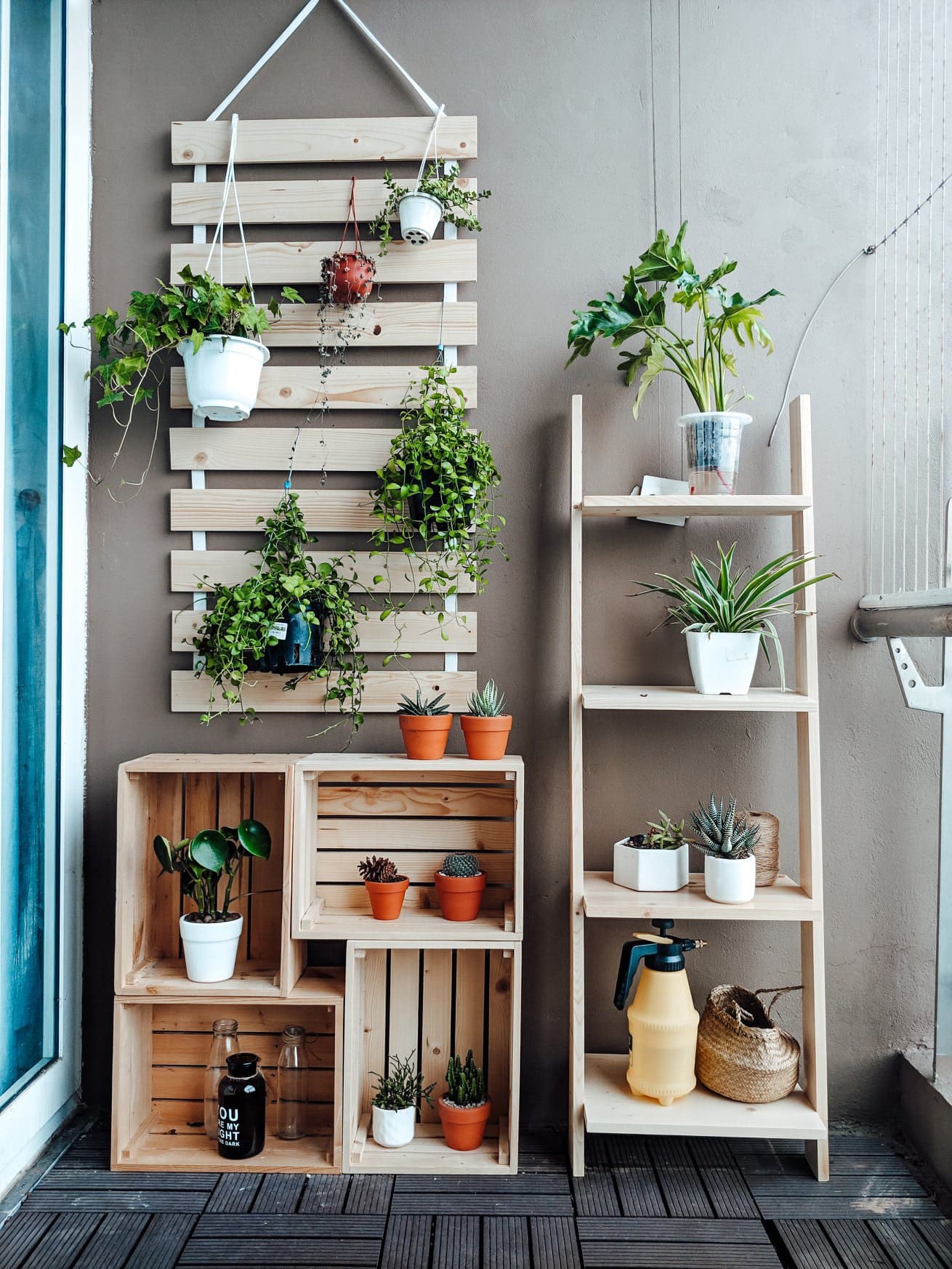 Khám Phá ý tưởng thiết kế ban công đẹp ấn tượng tiết kiệm chi phí 33 Kệ gỗ trang trí mộc mạc, giản dị tạo sự yên bình và ấm cúng