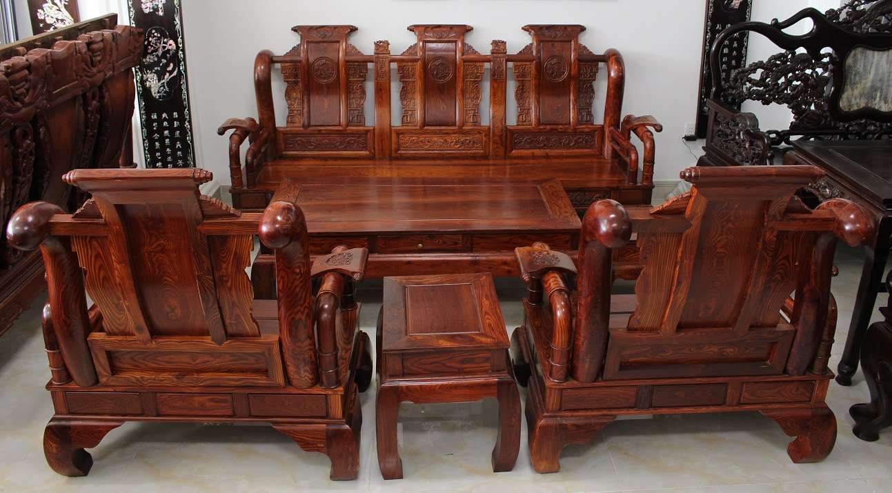 Bàn ghế gỗ sưa đỏ được thiết kế chạm khắc độc đáo và tinh tế, cùng màu sắc nâu trầm 