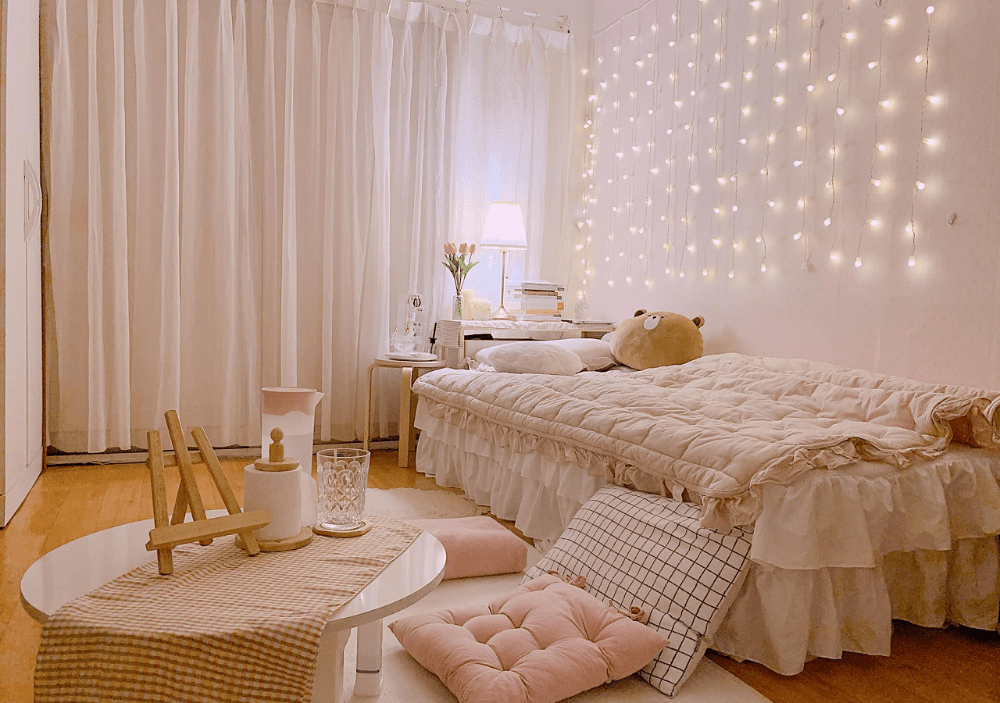 Căn phòng ngủ có sơn tường và các món đồ nội thất màu hồng pastel đem lại không gian nhẹ nhàng, thư giãn