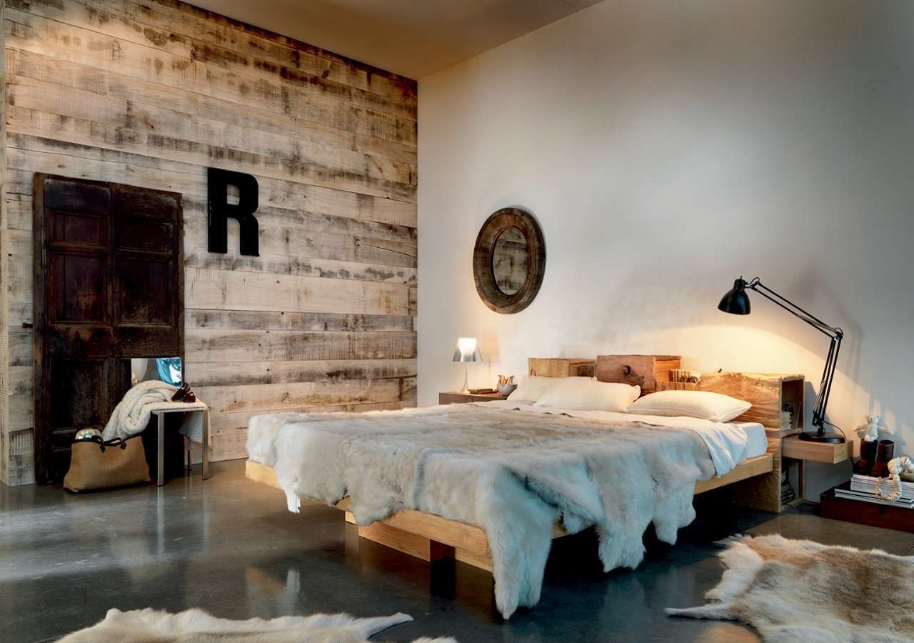 Phòng ngủ nam được trang trí đơn giản với một vài  món đồ decor mang dấu ấn cá nhân