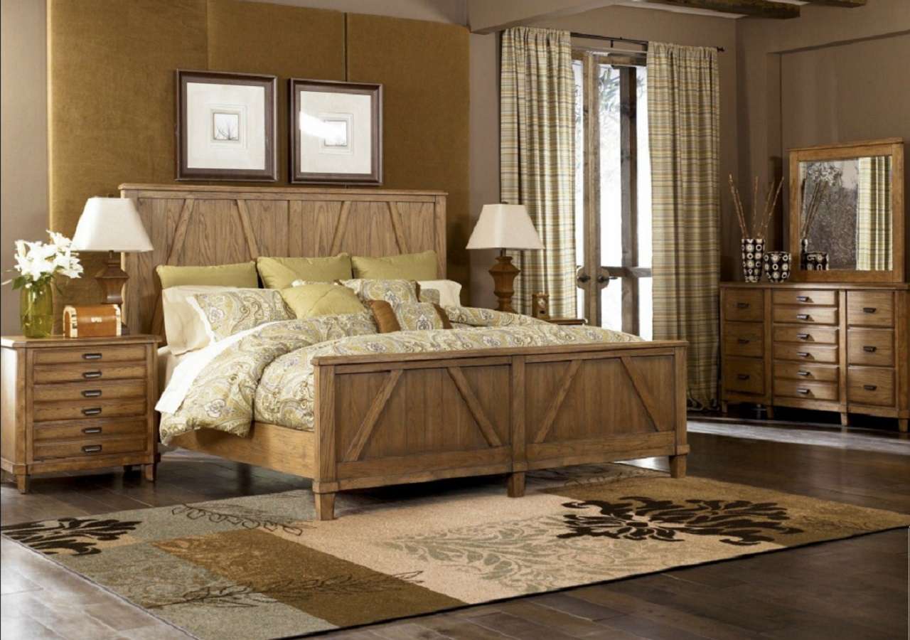 Các món đồ nội thất trong phòng ngủ đều được làm từ gỗ tự nhiên có kiểu dáng cổ điển, đơn giản