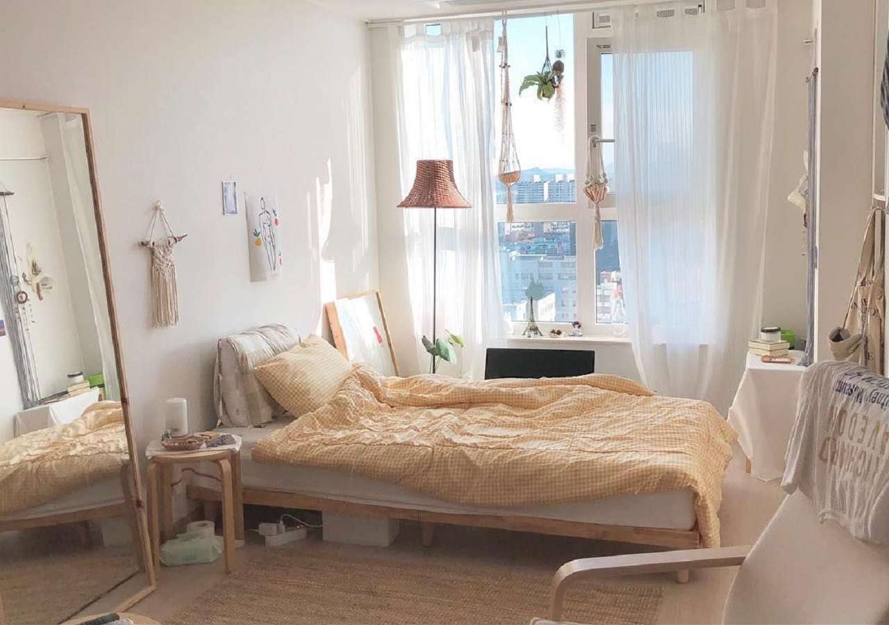 Phòng ngủ được trang trí với những món đồ đơn giản mà màu sắc tươi sáng đem đến một không gian thư thái, nhẹ nhàng