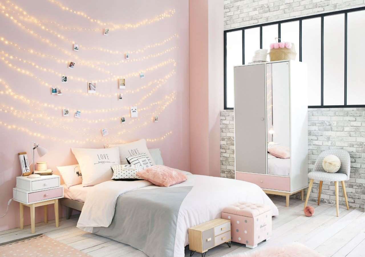 Trang trí đèn led ở khu vực đầu giường tạo điểm nhấn cho căn phòng ngủ vintage với màu hồng nhẹ nhàng, nữ tính