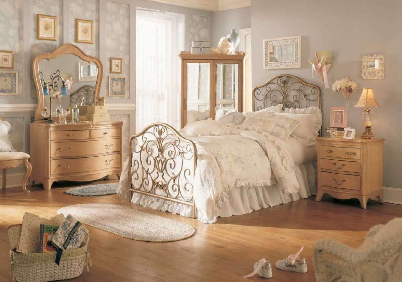 Chiếc giường ngủ mạ vàng có kiểu dáng cổ điển làm tăng thêm vẻ đẹp quý tộc, đẳng cấp của căn phòng ngủ