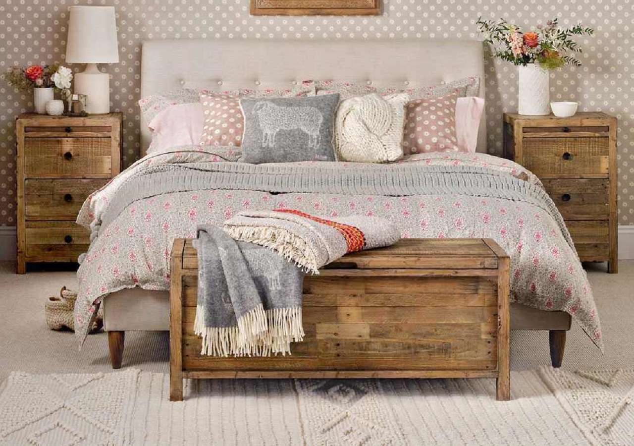 Phòng ngủ sử dụng những sản phẩm nội thất tận dụng gỗ tái chế với vẻ đẹp thô sơ, mộc mạc