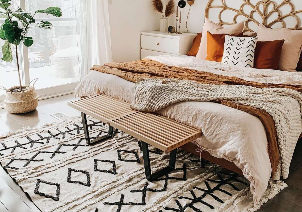 Thảm trải sàn đặt cuối giường có màu sắc và hoạ tiết vintage