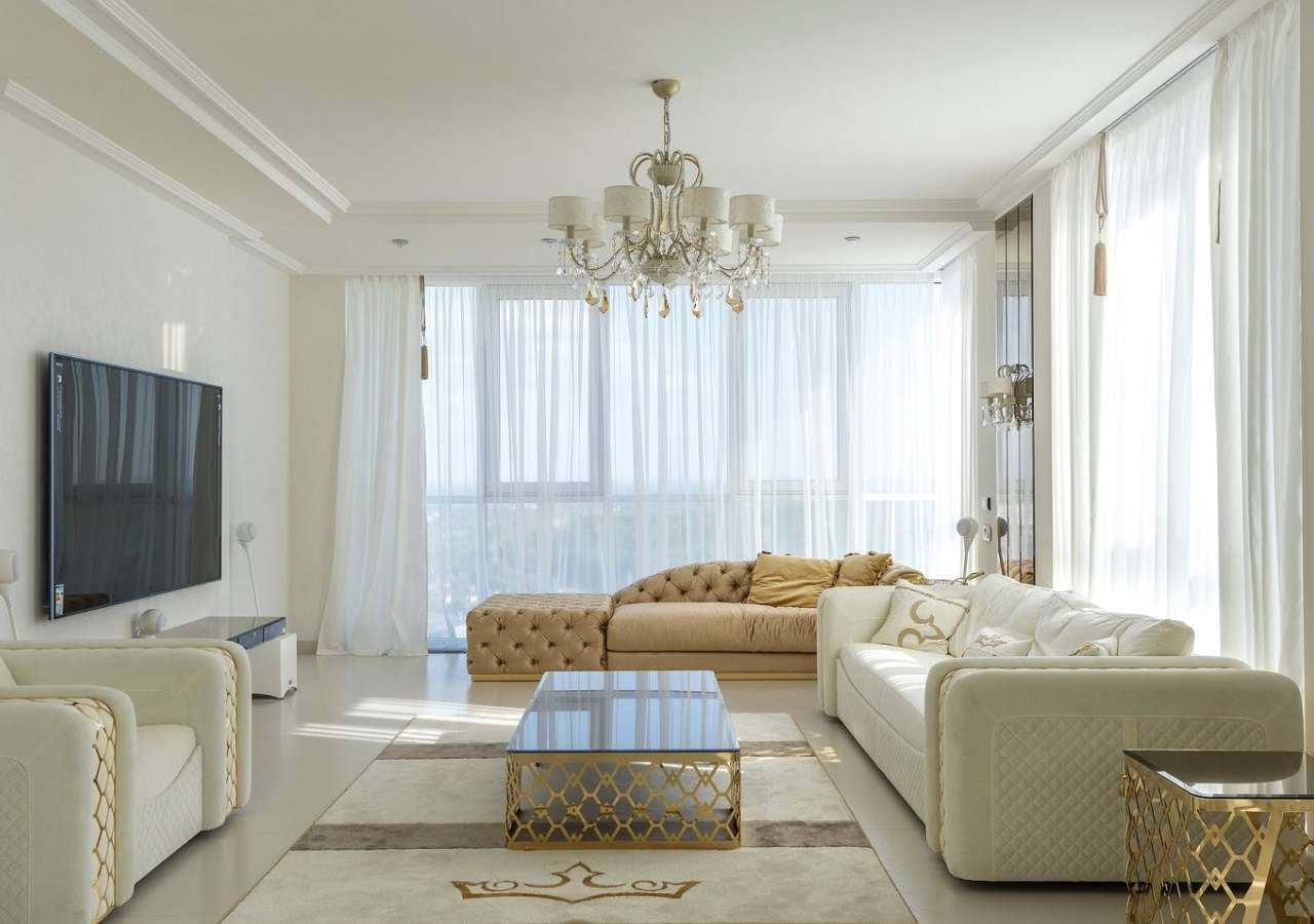 Phòng khách có màu sắc trang nhã kết hợp với đồ nội thất có đường nét mềm mại làm tôn lên vẻ đẹp đẳng cấp, thượng lưu