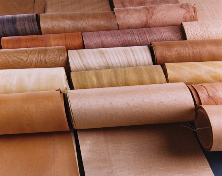 Veneer là một lớp phủ được làm bằng gỗ tự nhiên được dát mỏng