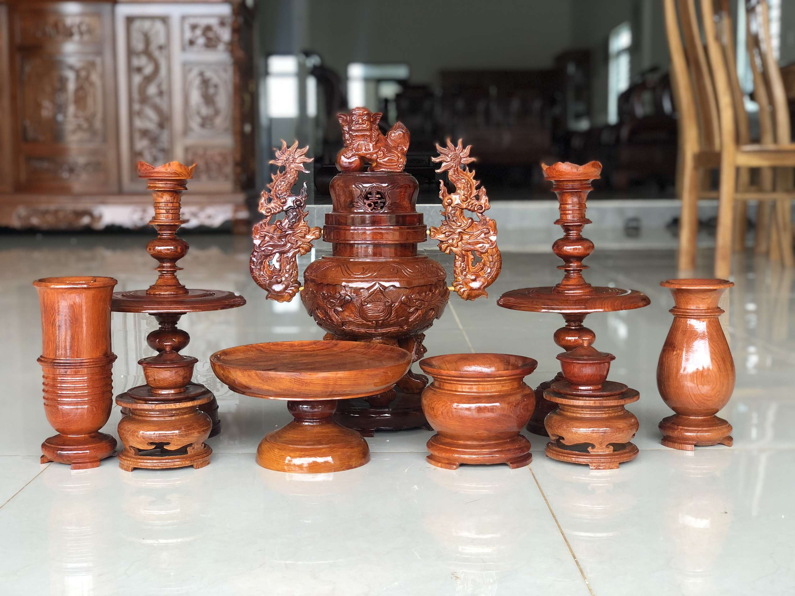 Gỗ Đinh Hương cũng là chất liệu quý để sản xuất đồ thờ