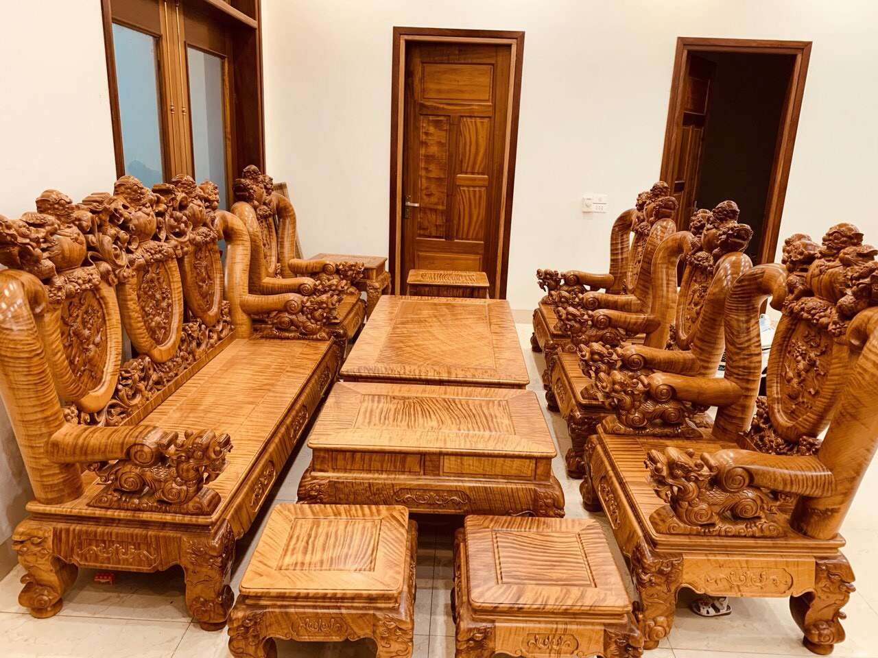 Bàn ghế làm từ cây gỗ Đinh Hương cũng là món đồ nội thất rất được ưa chuộng