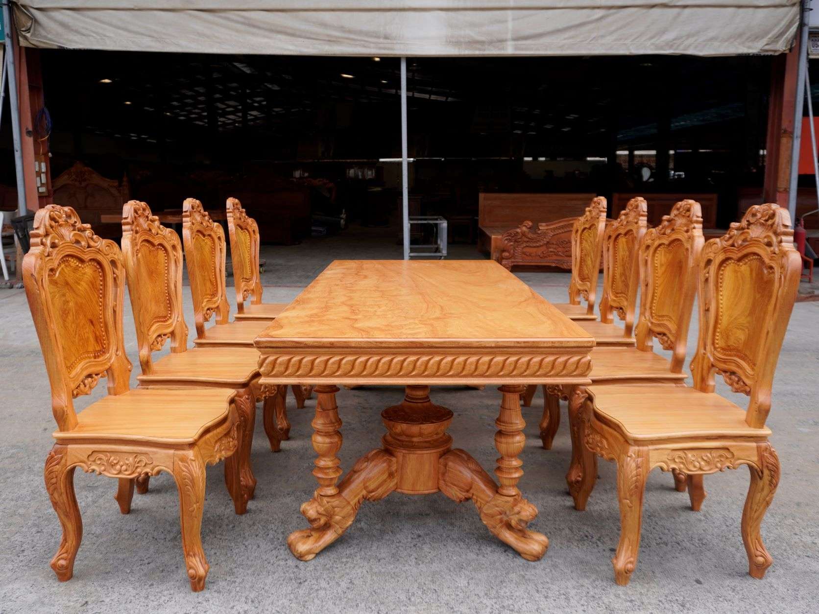 Mẫu bàn ăn được làm từ gỗ Gõ Đỏ cao cấp, sang trọng