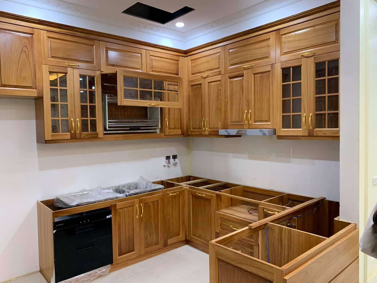Toàn bộ nội thất trong phòng bếp đều được chế tác từ gỗ Gõ Đỏ sang trọng