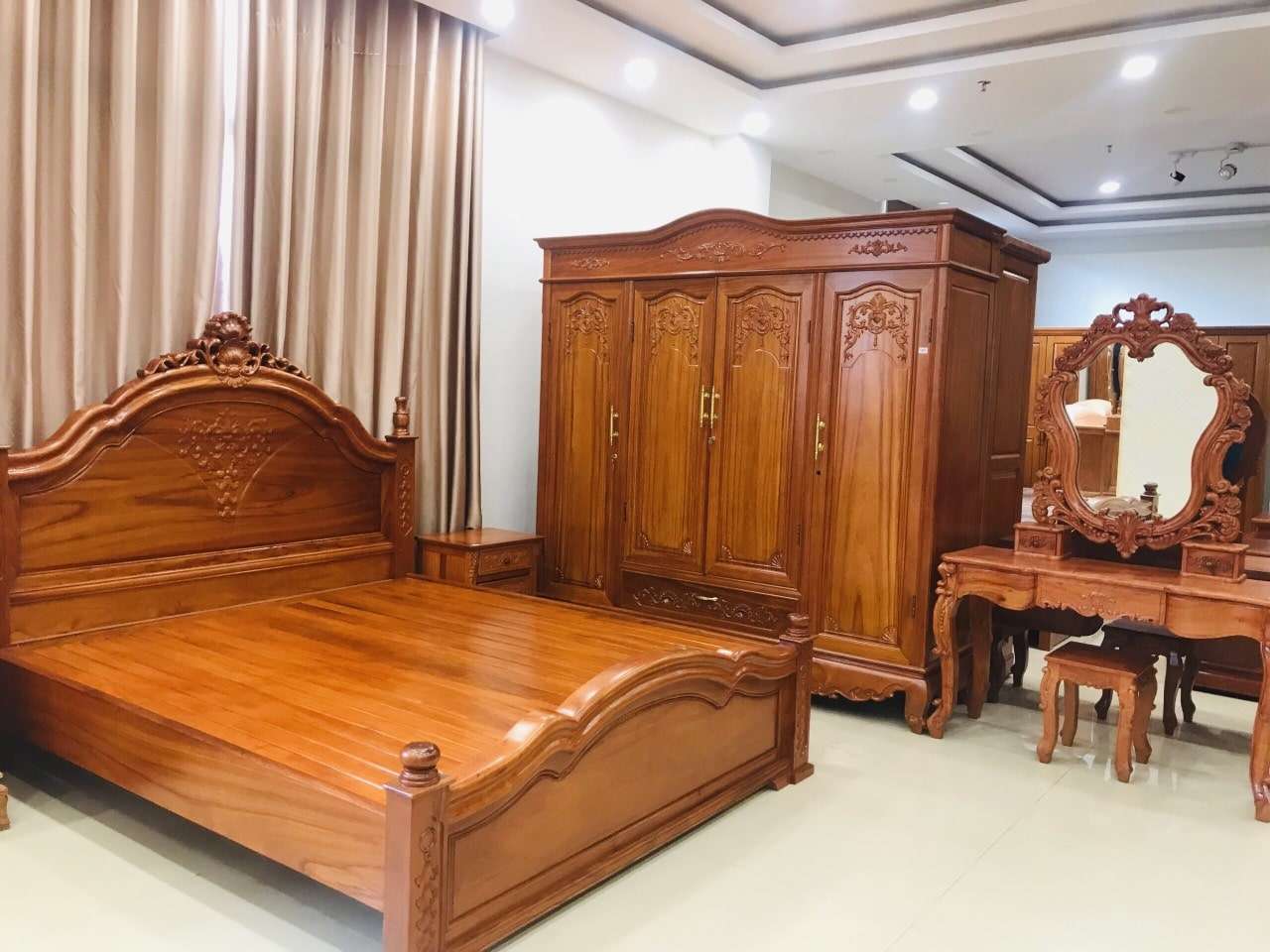 Bộ giường ngủ, tủ quần áo và bàn trang điểm đều được làm từ gỗ Gõ Đỏ