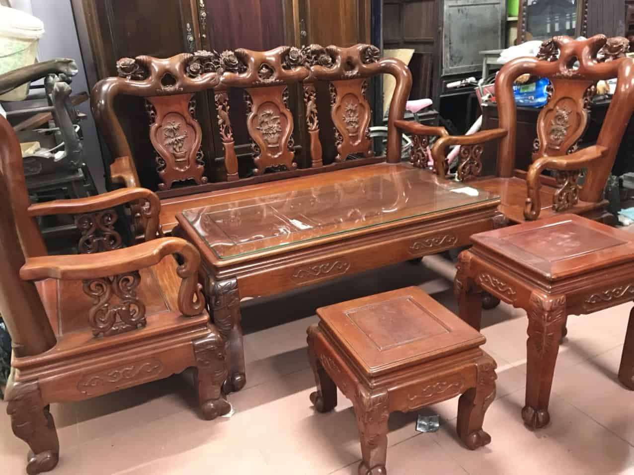 Mẫu bàn ghế gỗ Hương đỏ được chế tác với sự tinh tế và chi tiết đẹp mắt