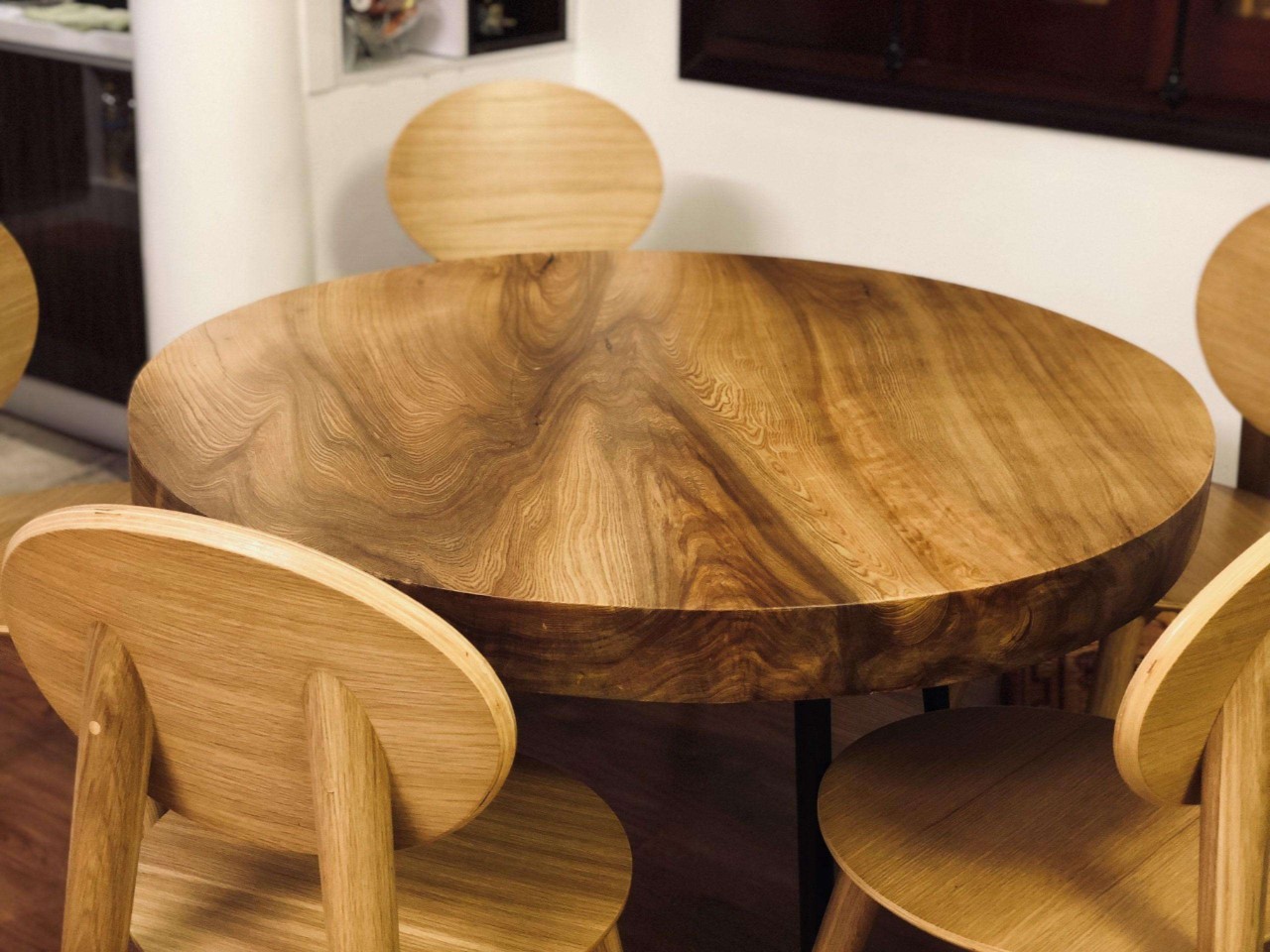 Sự kết hợp độc đáo giữa vân gỗ và màu sắc ấm áp của bàn ghế làm từ gỗ Pơ Mu