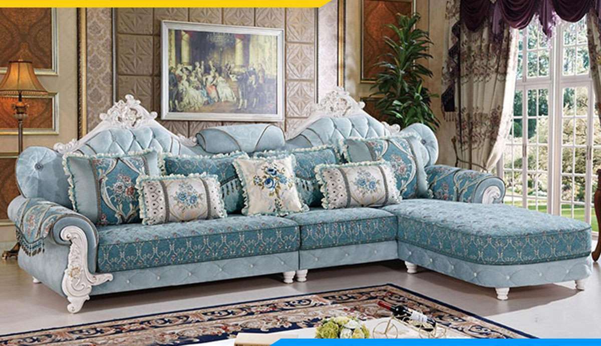 Sofa với thiết kế tinh xảo, cầu kỳ hoà hợp với phong cách Tân cổ điển của căn phòng