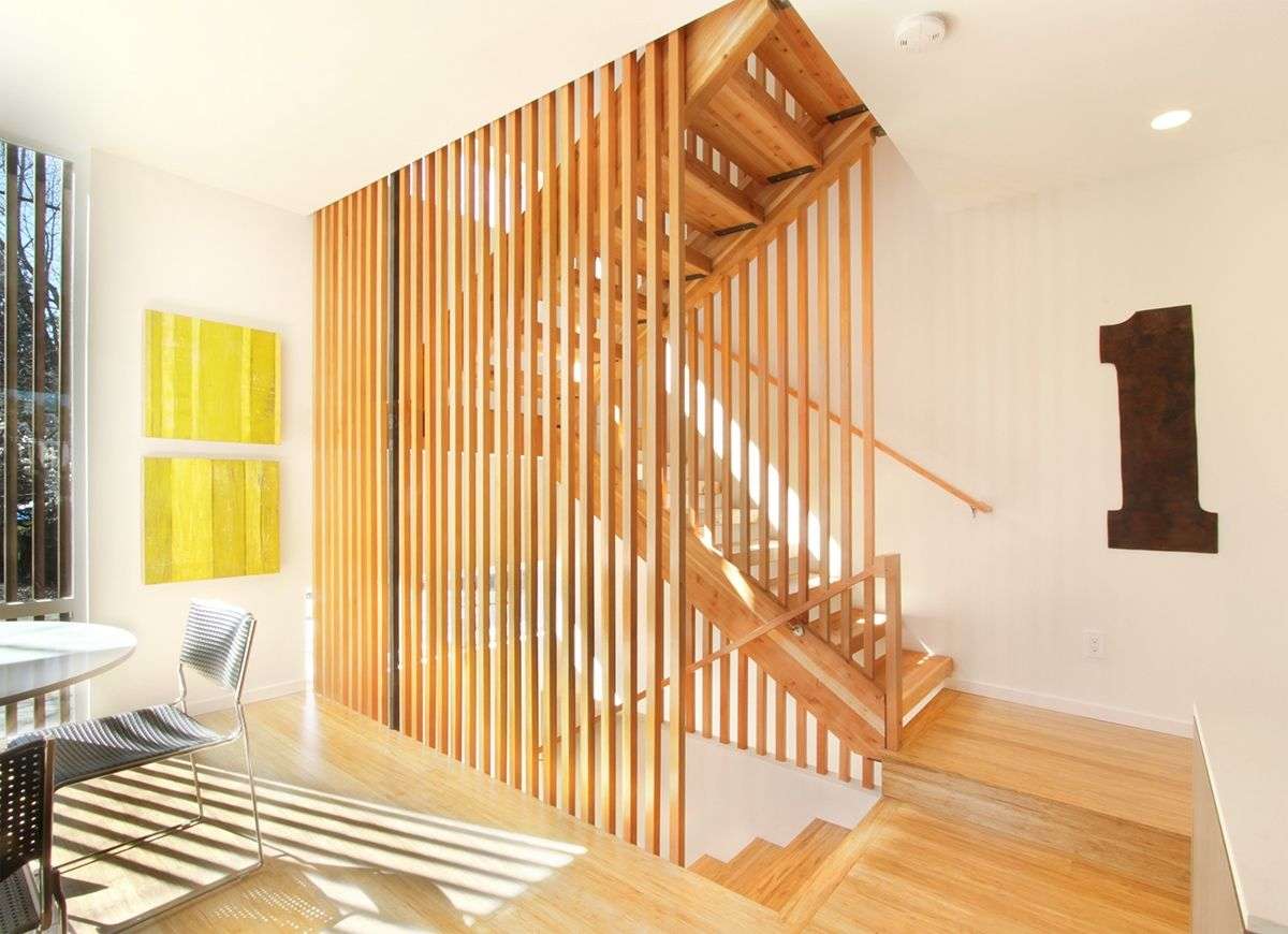 Lam gỗ công nghiệp đơn giản nhưng tạo được nét ấn tượng cho phòng khách