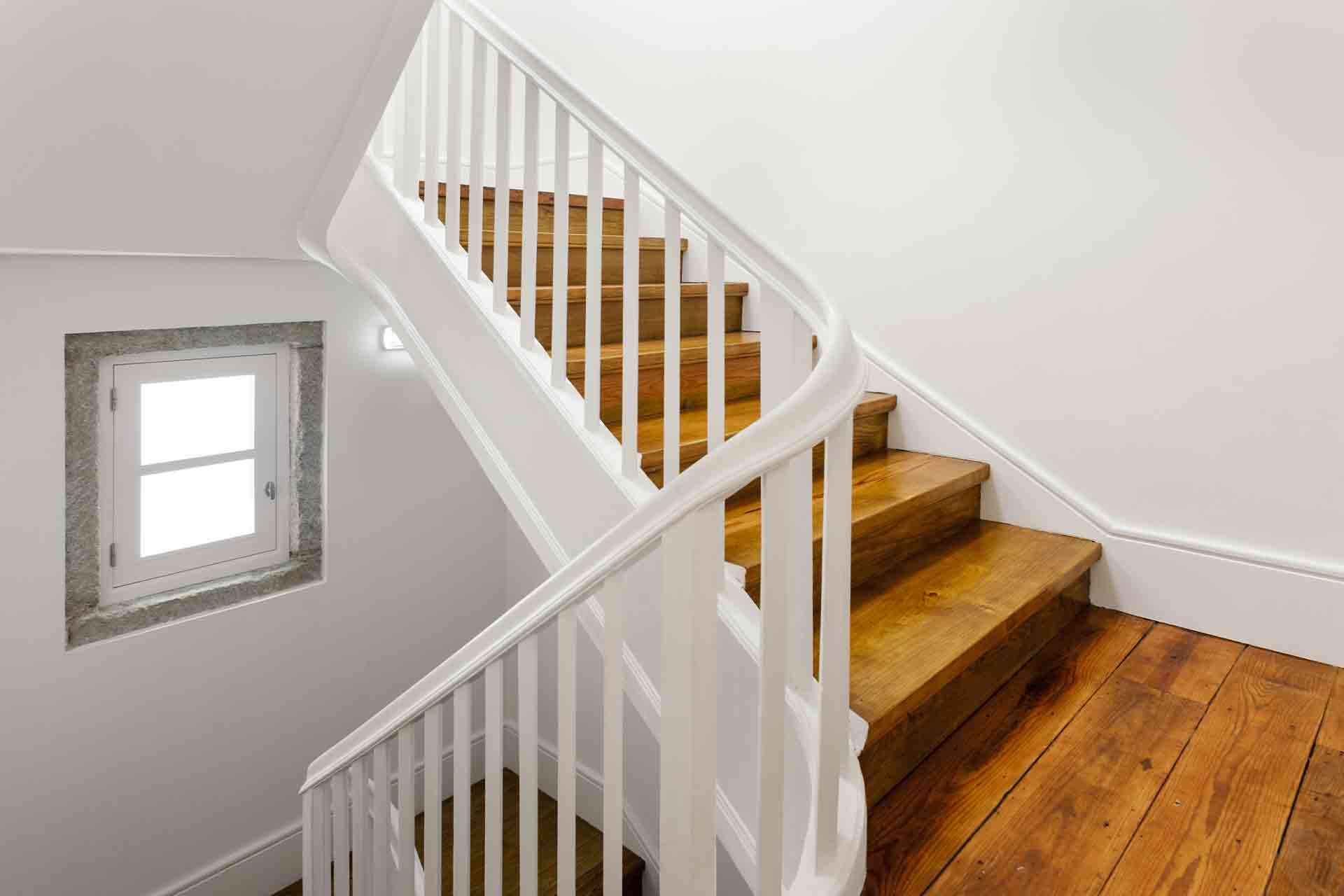 Lam cầu thang màu trắng với thiết kế đơn giản, dễ kết hợp với nhiều phong cách