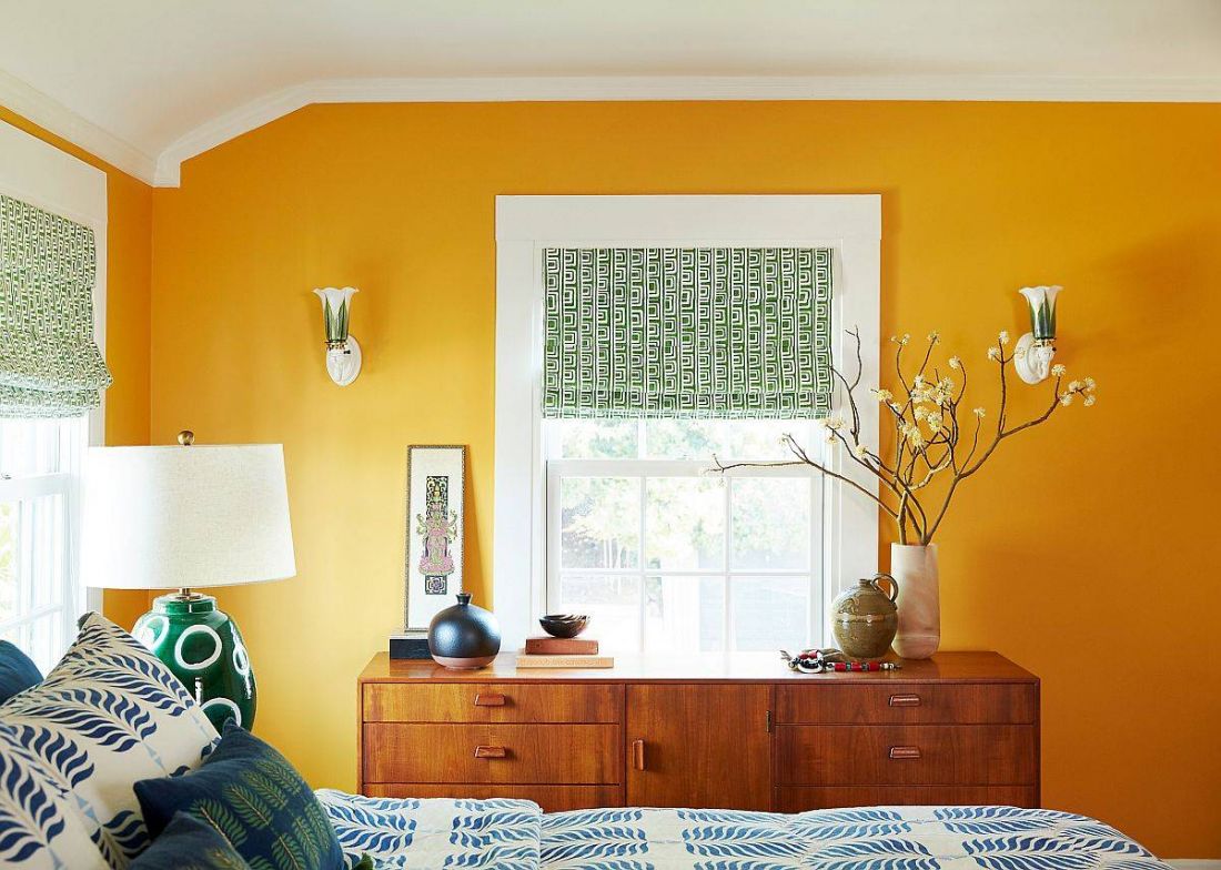Vàng mustard là xu hướng màu sắc mới, tạo sự độc đáo và thú vị cho không gian phòng ngủ.