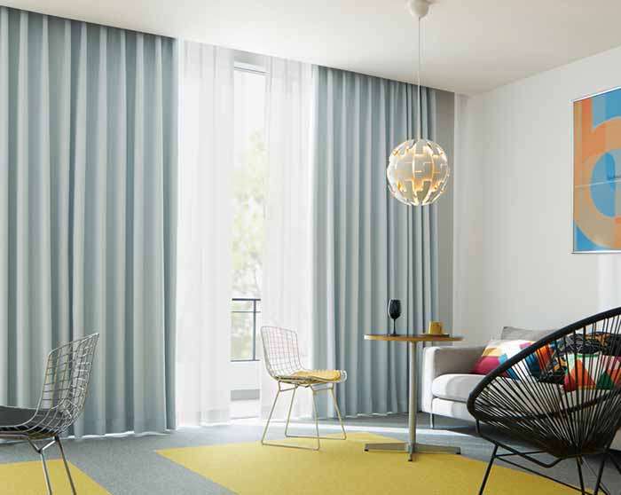 Mẫu rèm 2 lớp che nắng hiệu quả với những không gian phòng khách bị nắng chiếu