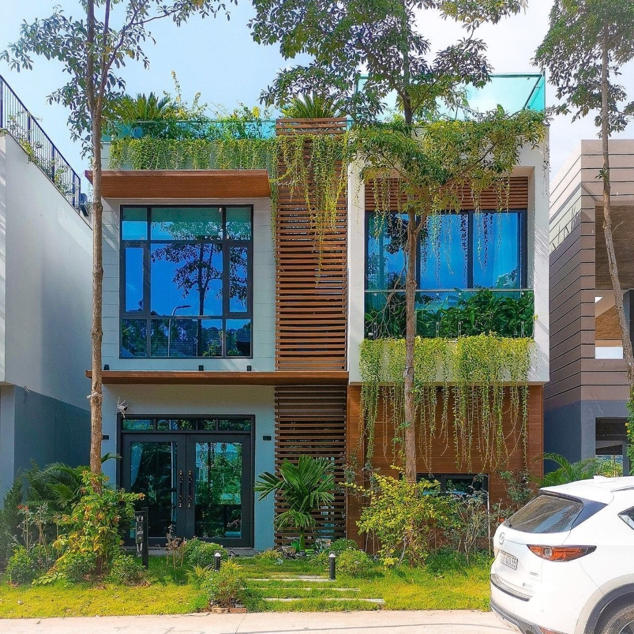 Biệt thự phố trang trí nhiều cây xanh sinh động