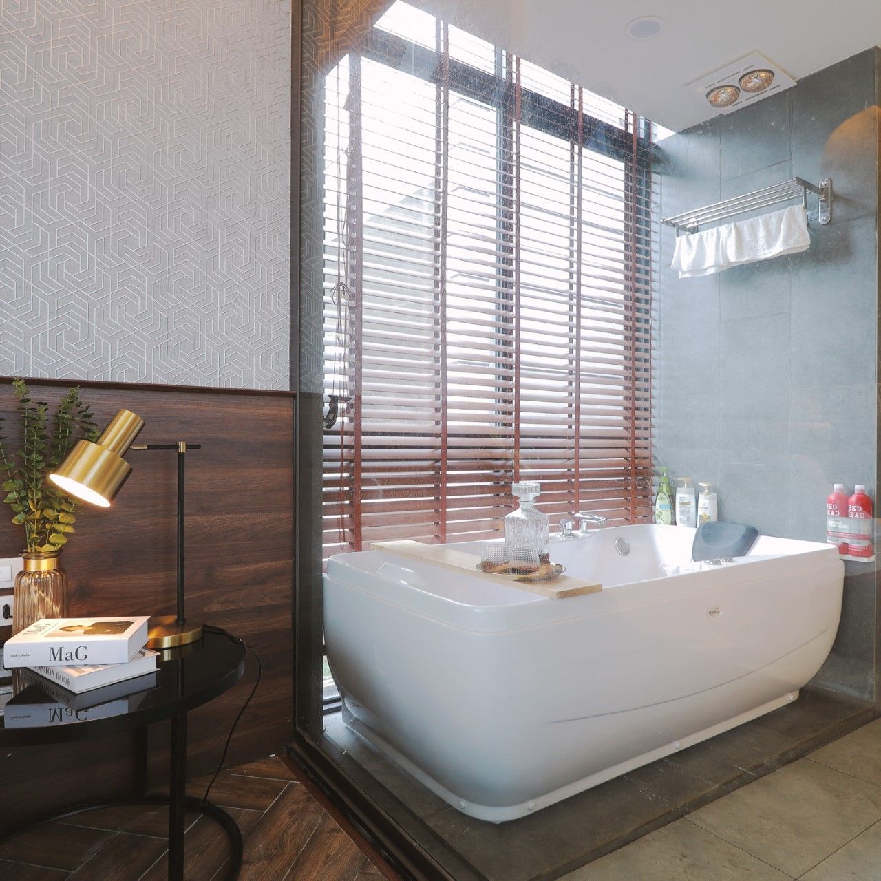 Nội thất phòng tắm cao cấp sử dụng rèm gỗ được tối ưu ánh sáng từ cửa sổ lớn