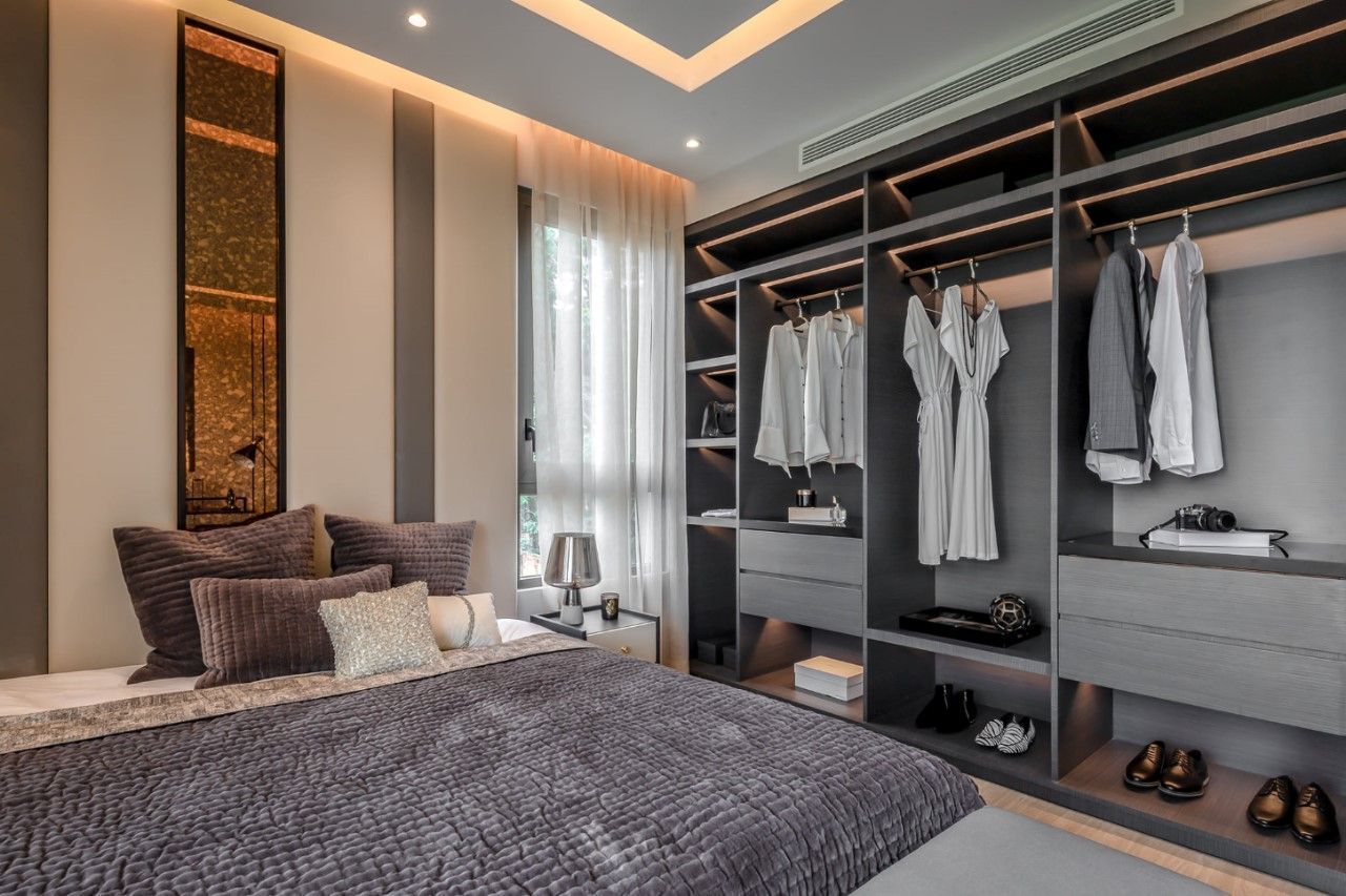 Phòng ngủ màu xám hiện đại với điểm nhấn là vách đầu giường ốp gương vàng độc đáo, Hệ tủ quần áo không cánh tiện lợi