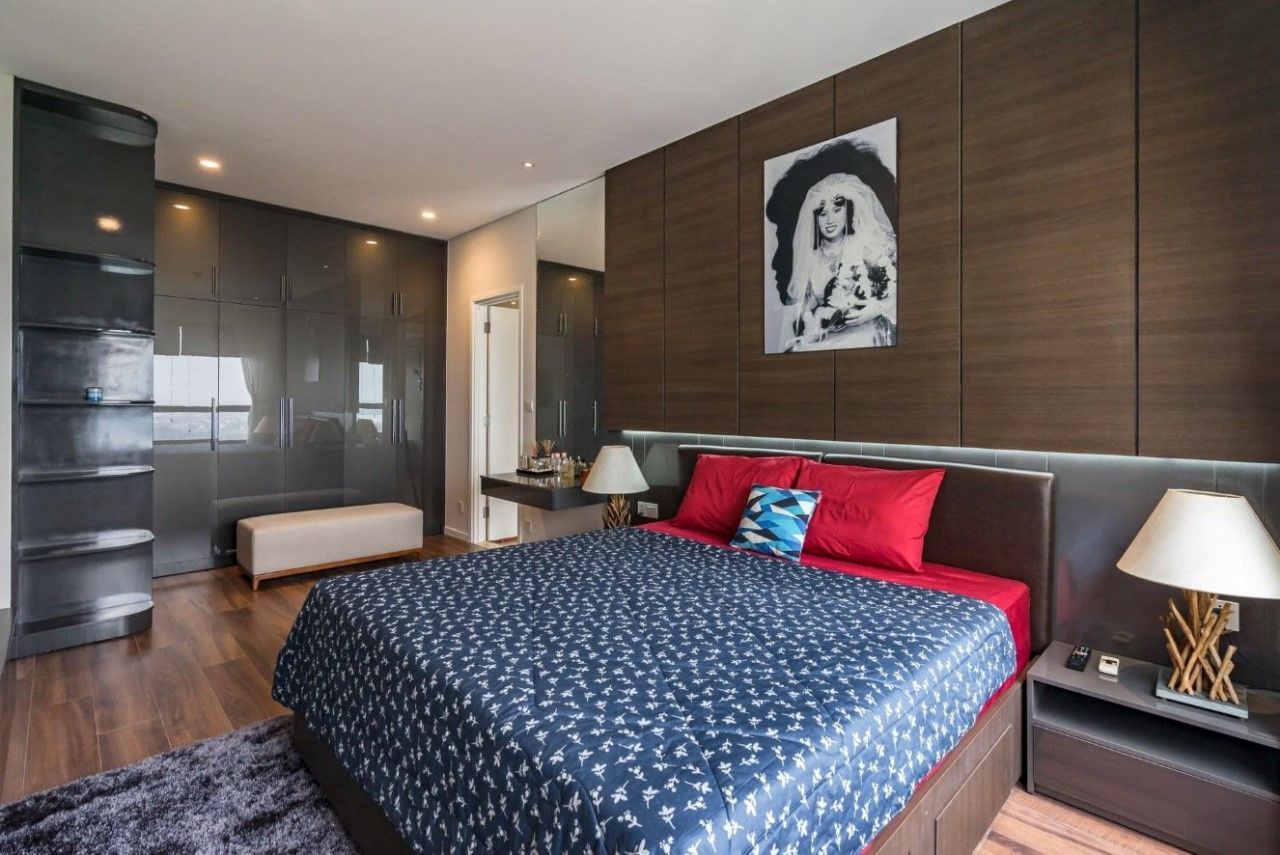 Phòng ngủ master với tông màu gỗ chủ đạo mộc mạc, ấm áp