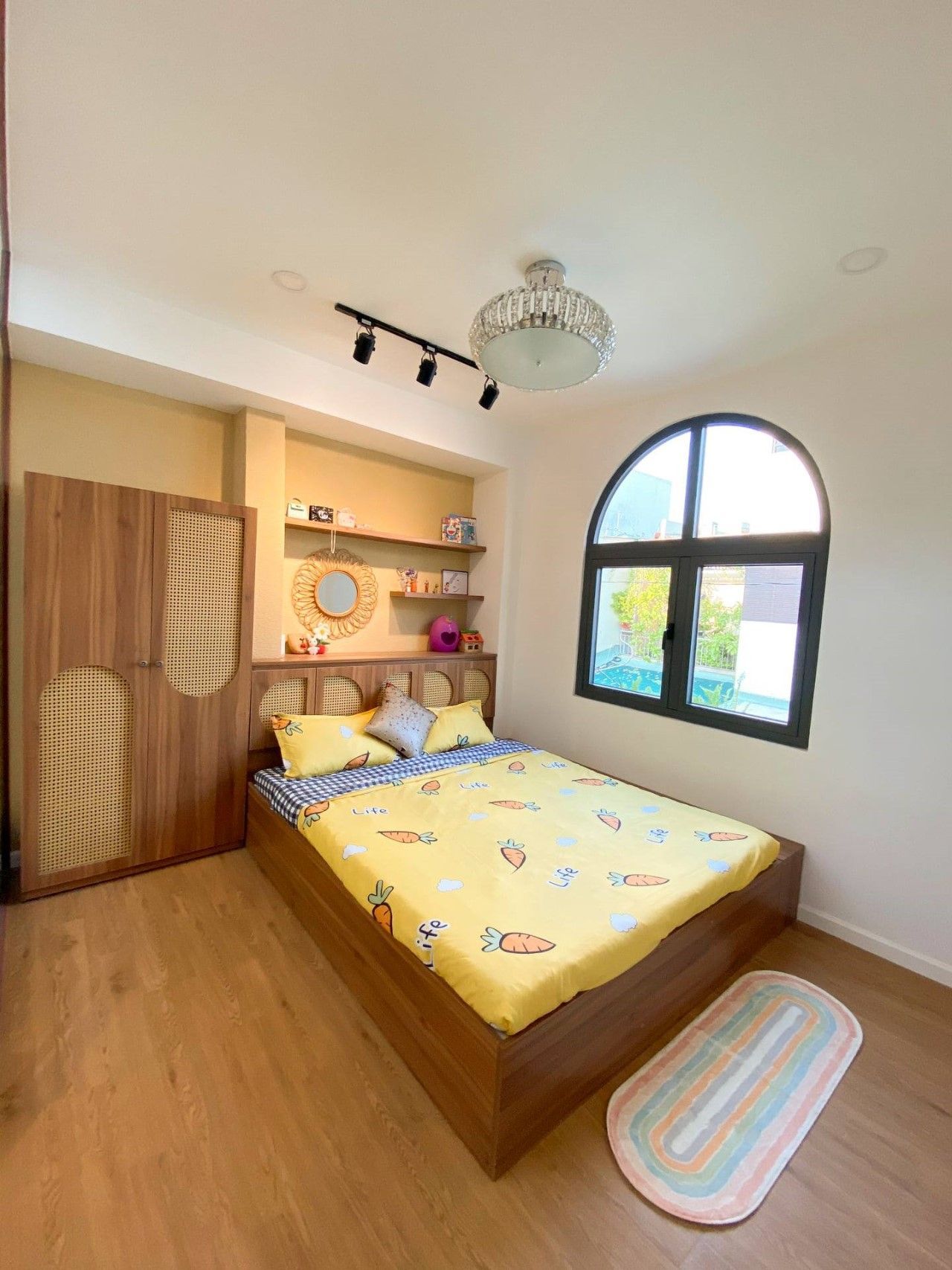 Phòng ngủ bé tông màu nâu gỗ nhẹ nhàng ấm áp
