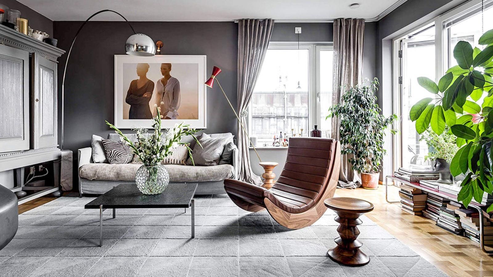 Thiết kế nội thất biệt thự phong cách Bắc Âu với sofa xám, ghế sofa đơn kiểu dáng độc đáo, bàn sắt đơn giản