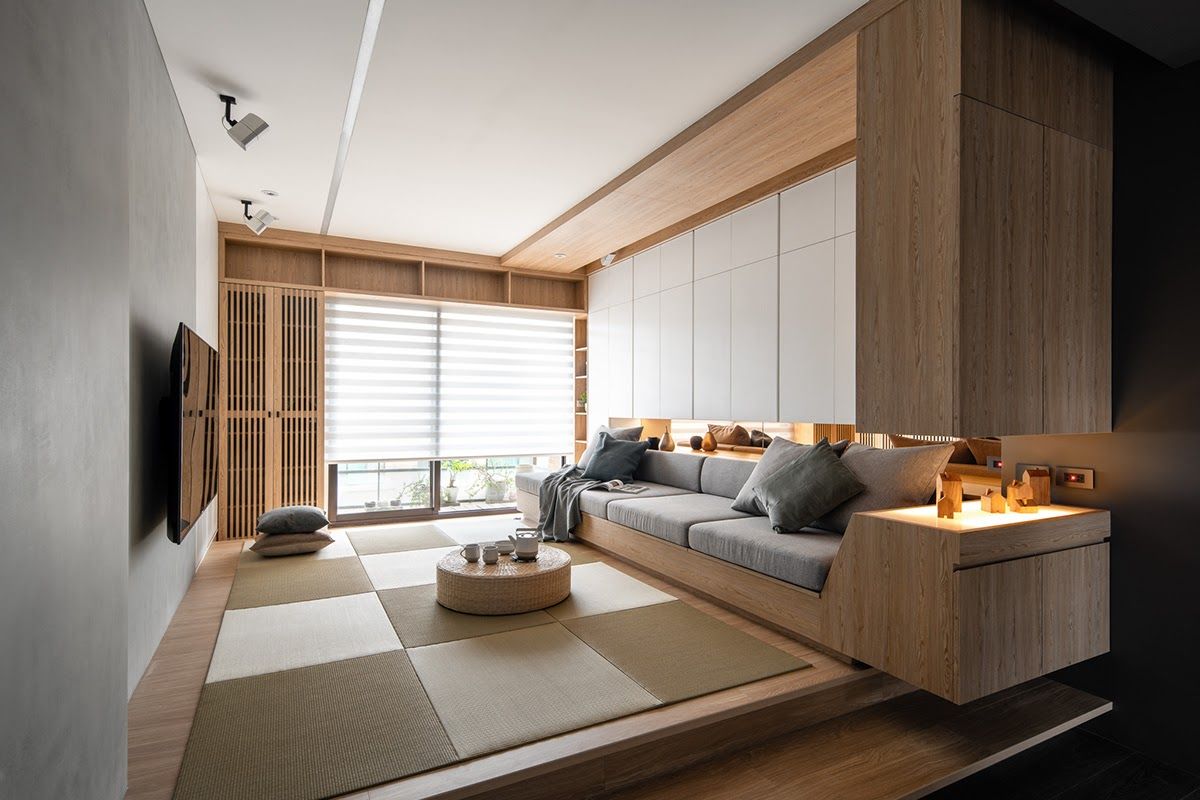 Căn hộ chung cư ứng dụng phong cách wabi - sabi với nội thất gỗ như sofa, bàn trà, tủ gỗ cùng bục ngồi chắc chắn 