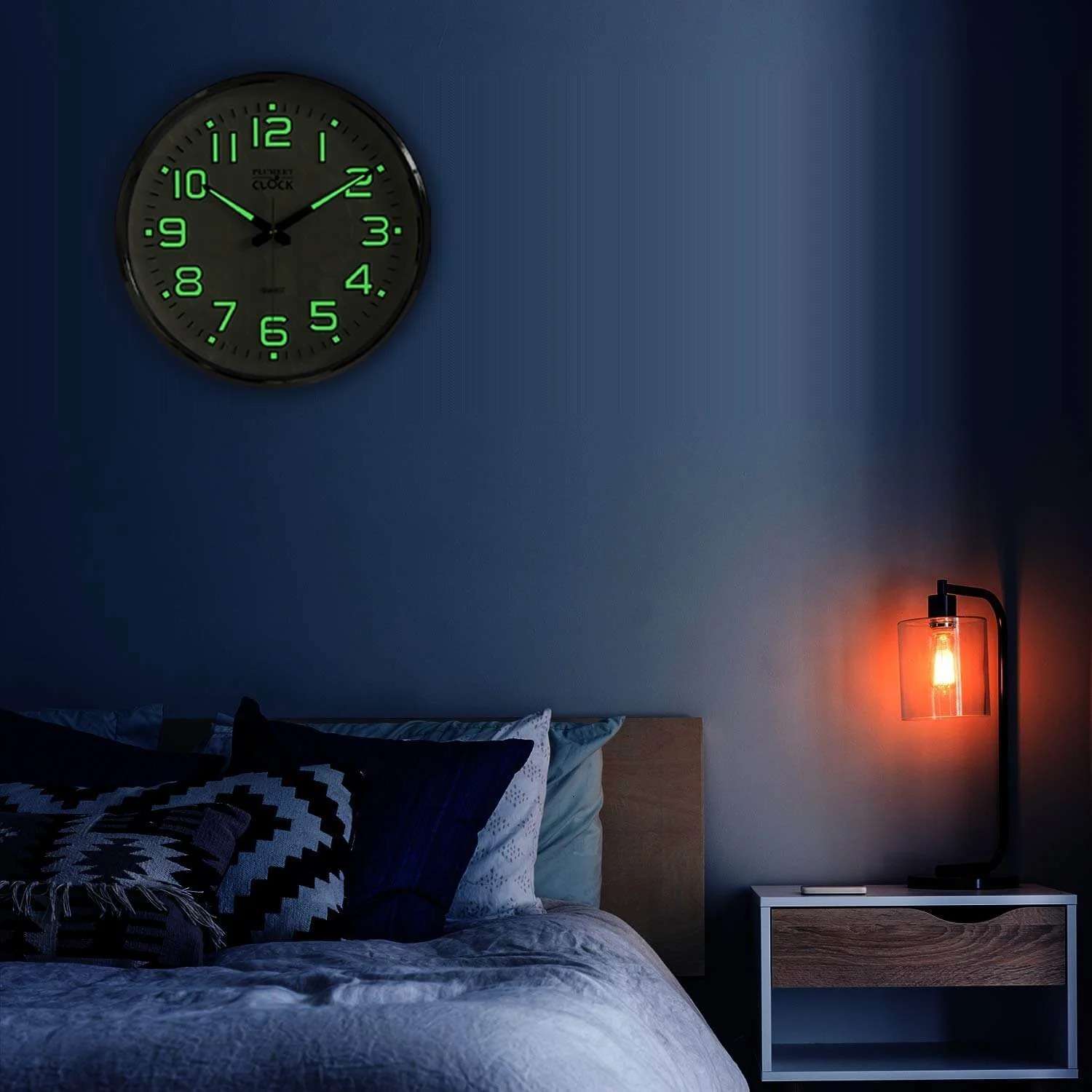 Mẫu đồng hồ phản quang nổi bật trong phòng ngủ