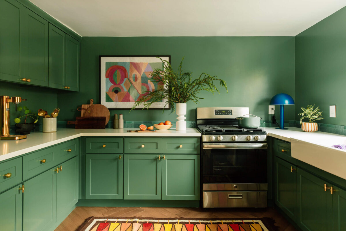 Nội thất nhà bếp được thiết kế gam màu chủ đạo hợp phong thủy với chủ nhà