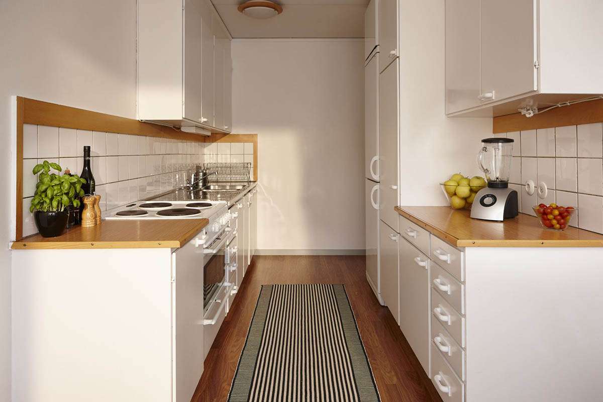 Tủ bếp với tủ rượu song song tạo rộng rãi và gọn gàng cho căn hộ chung cư
