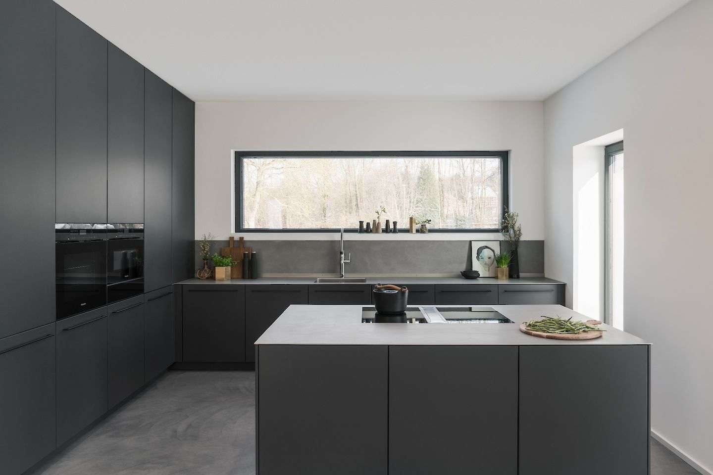 Tủ bếp màu xám đen mang lại không gian mở và sáng mới cho căn phòng