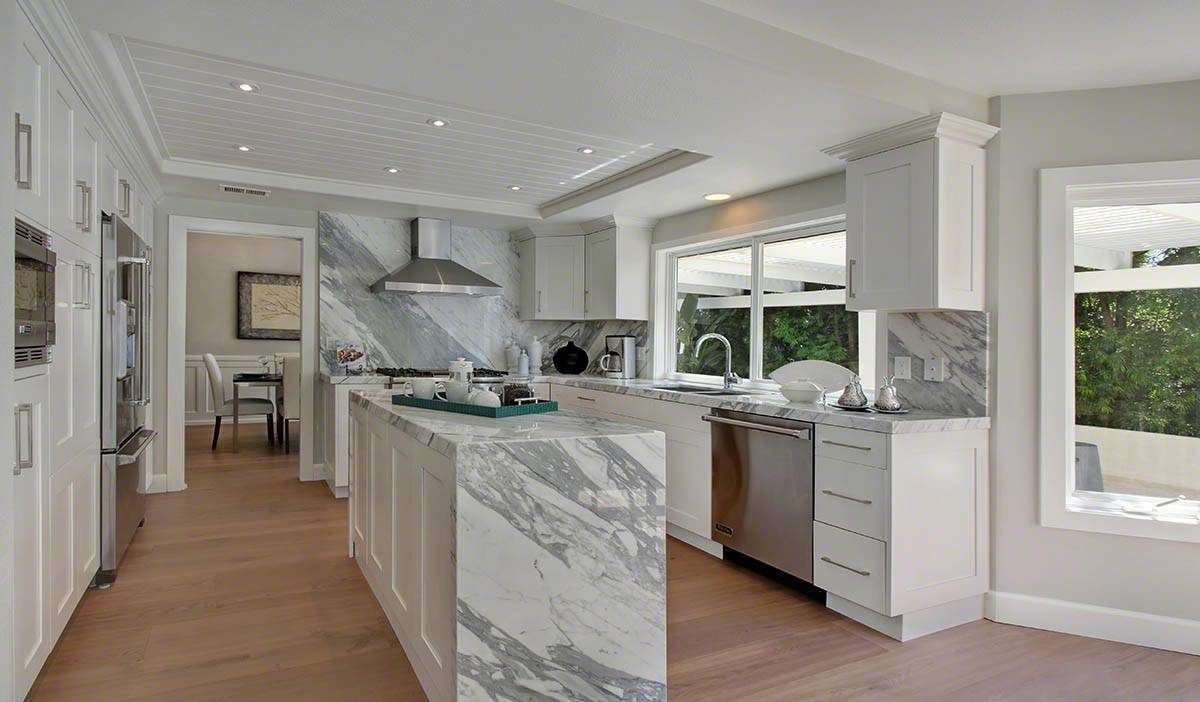 Không gian dù nhỏ nhưng nếu lựa chọn tủ bếp màu trắng sứ vẫn giúp bạn “ăn gian” diện tích đáng kể