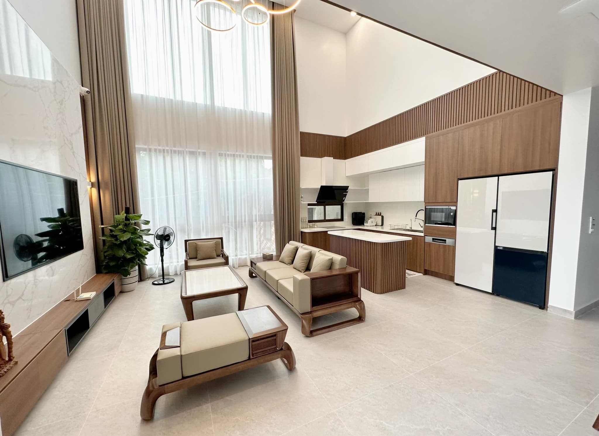 Phòng khách biệt thự hiện đại, sang trọng với bộ sofa màu ghi kết hợp gỗ tự nhiên