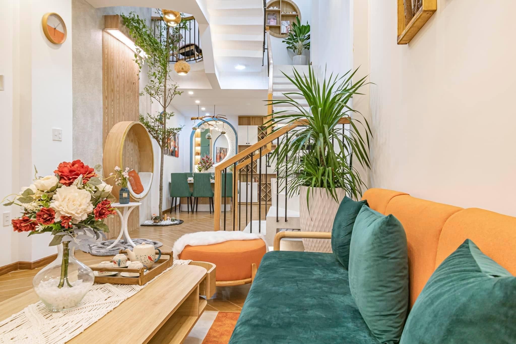 Phòng khách hiện đại sử dụng nội thất gam màu cam, xanh nổi bật làm điểm nhấn thú vị