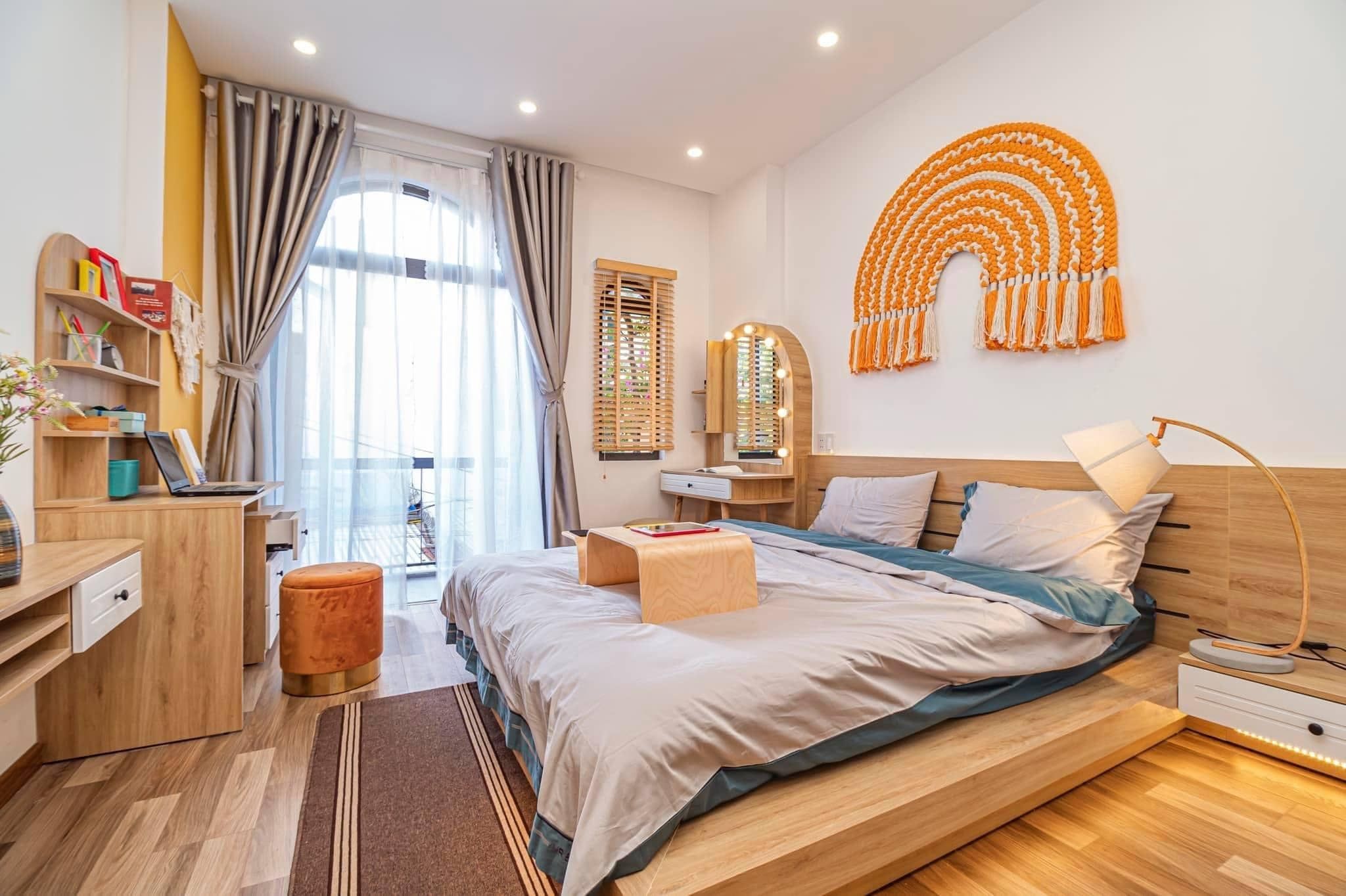 Phòng ngủ 1 sử dụng gỗ công nghiệp màu sáng hiện đại