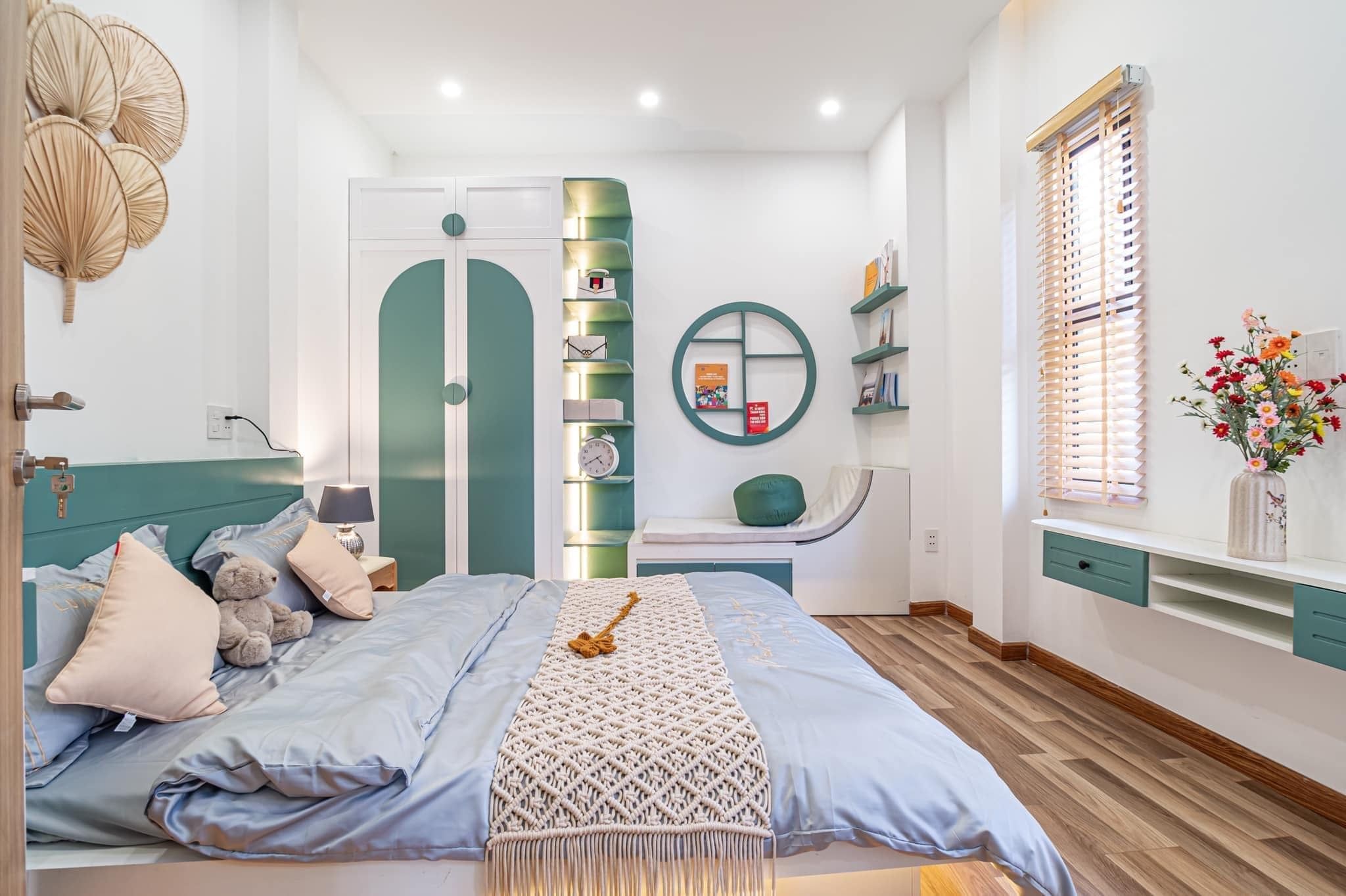 Phòng ngủ 2 tông màu trắng sử dụng nội thất màu xanh được thiết kế độc đáo với đầy đủ công năng từ giường, tủ quần áo