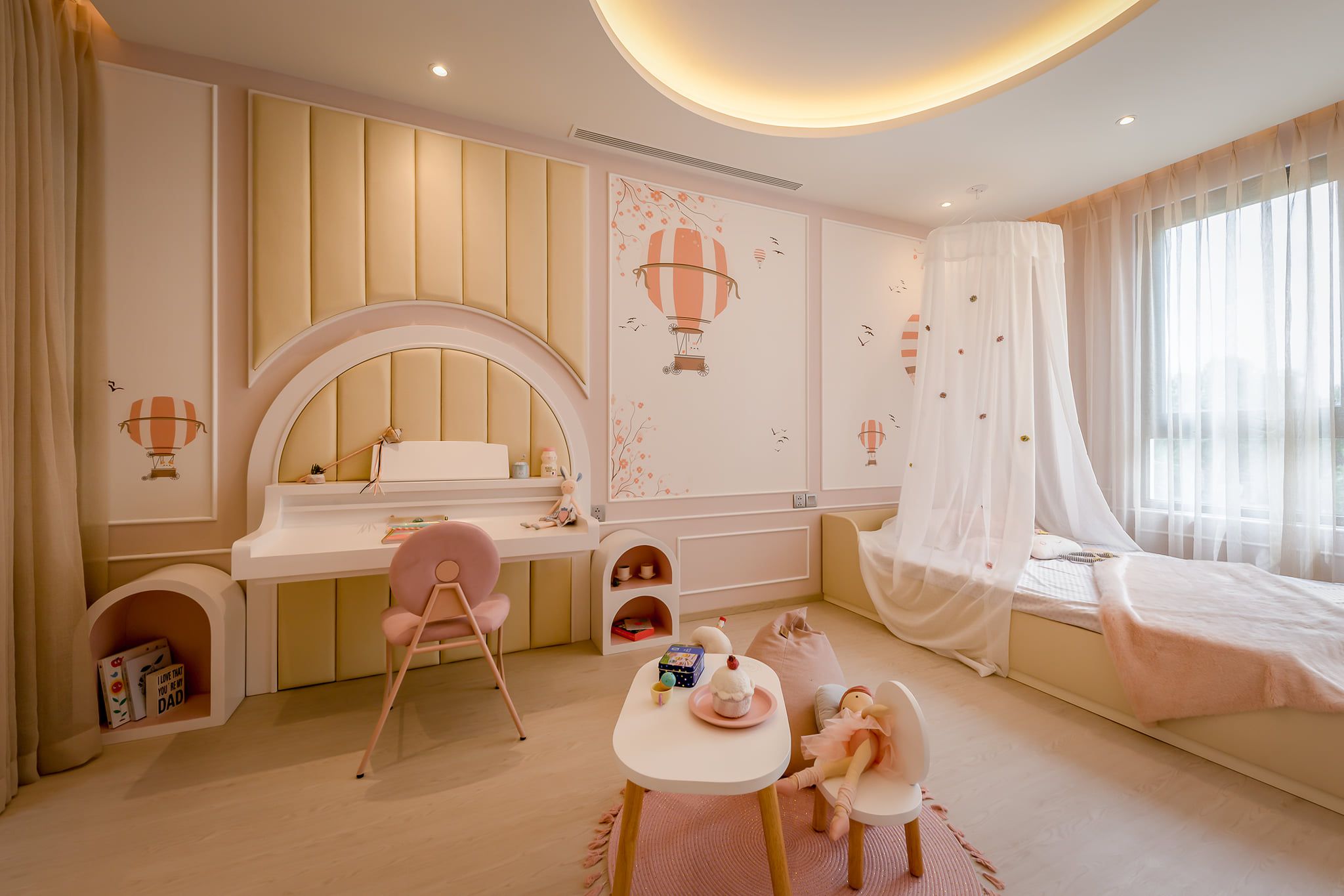 Phòng ngủ sử dụng nội thất màu hồng từ bàn học, tủ quần áo đến vách ốp tường