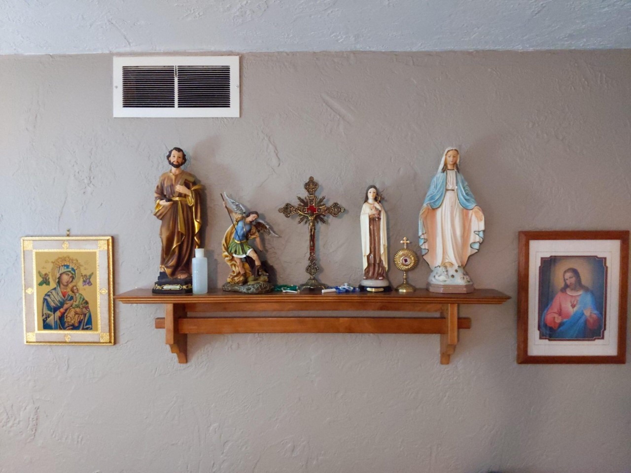 Mẫu bàn thờ công giáo treo tường hình chữ thập