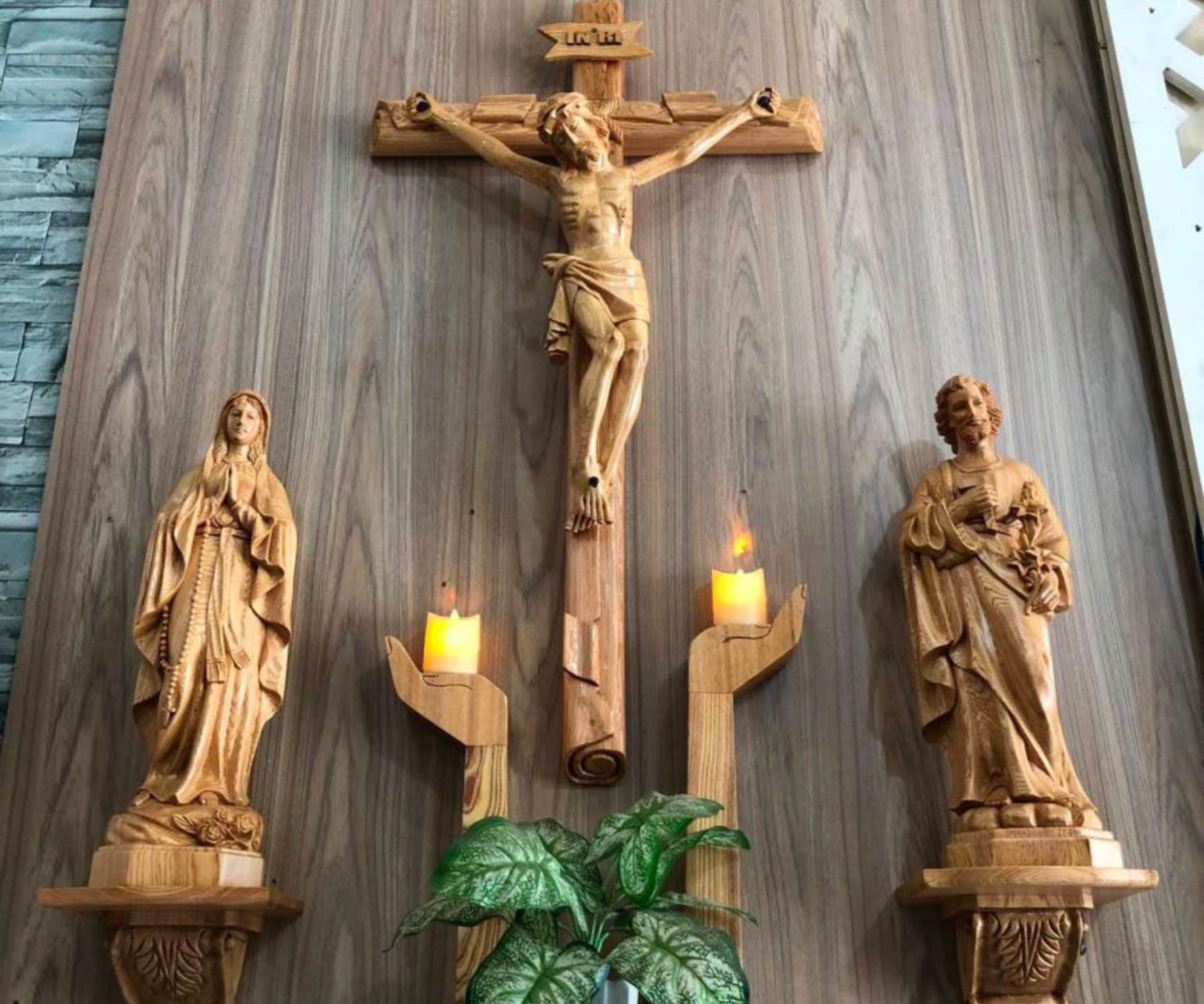 Mẫu bàn thờ Chúa bằng gỗ truyền thống